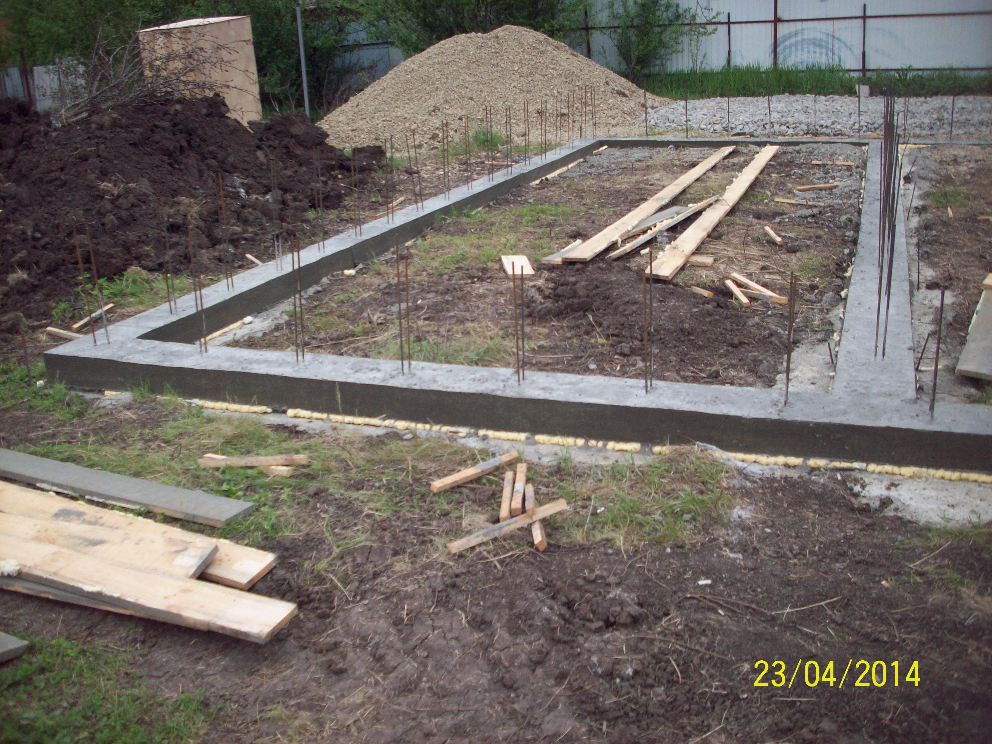 Заливка подземной части цоколя.