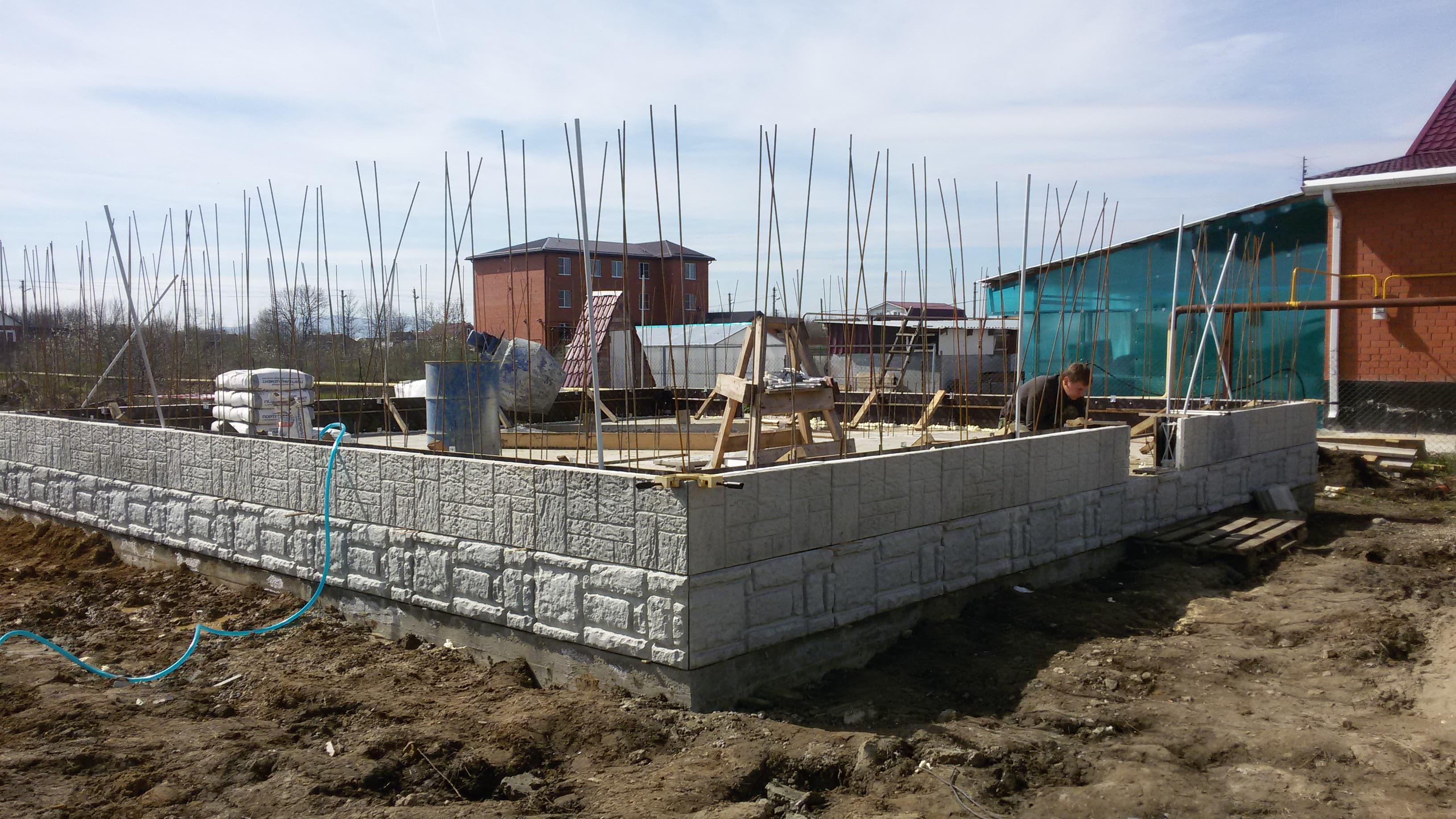 Монтаж стен из Техноблока.