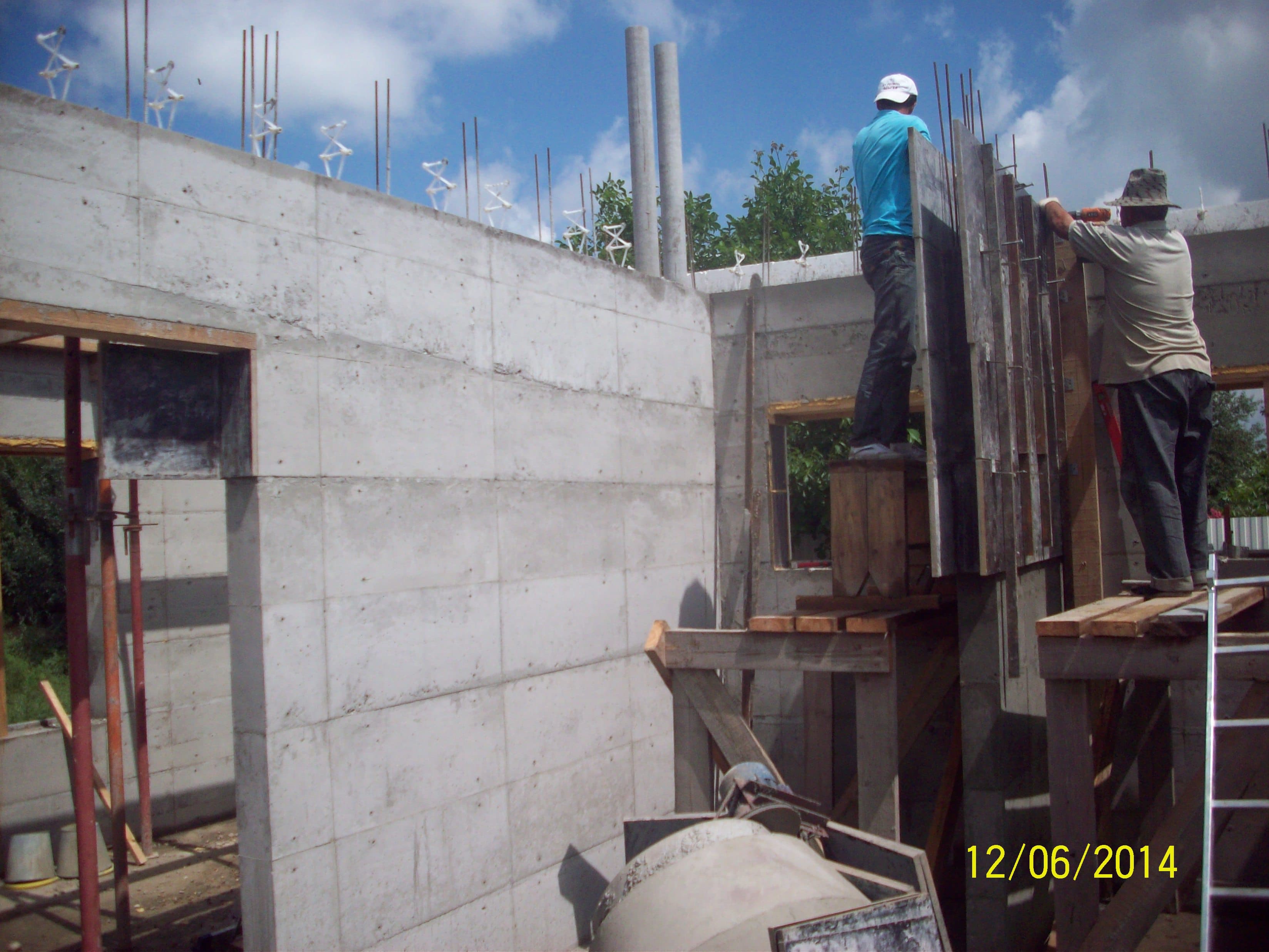 Заливка внутренних несущих стен.