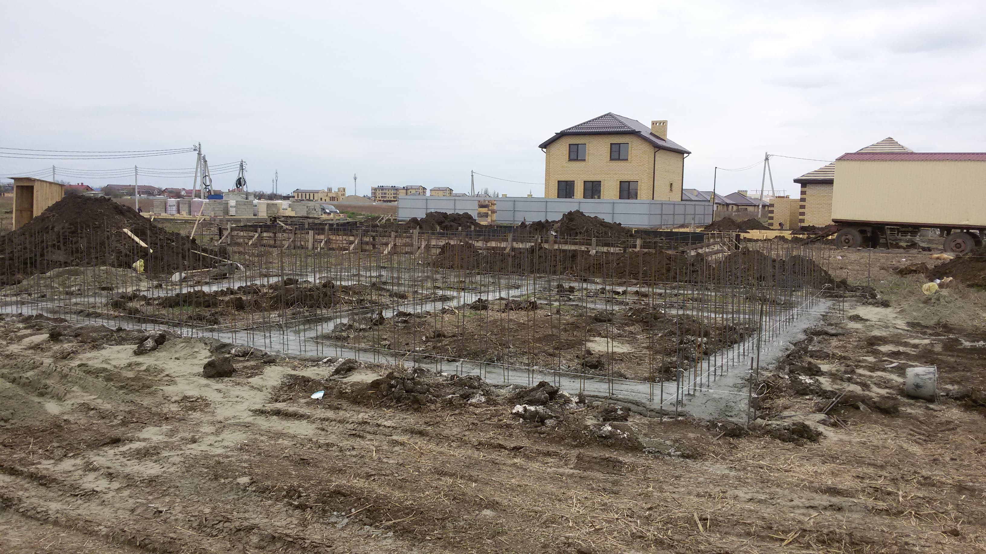 Заливка бетона в фундамент.